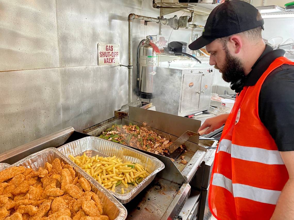 This Tiny Kosher Kitchen Is Working Day And Night To Feed Surfside